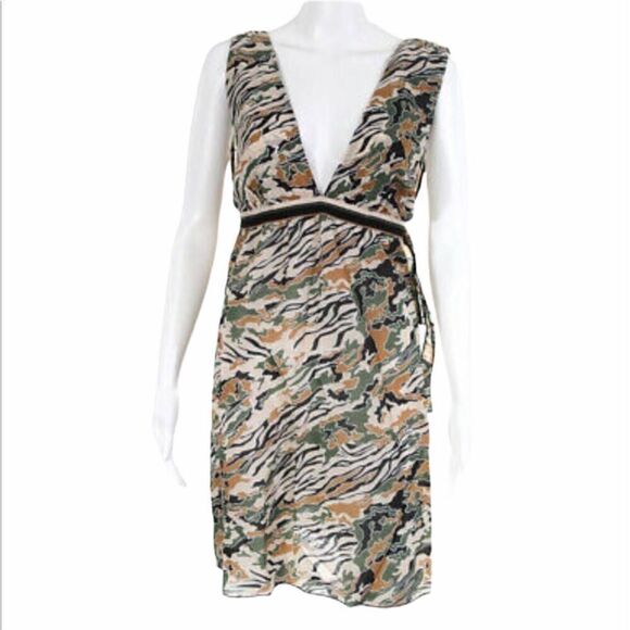 LaPerla Miss Studio Camouflage
V-Neck Night Gown New With Tag
Size 12 - Picture 1 of 10